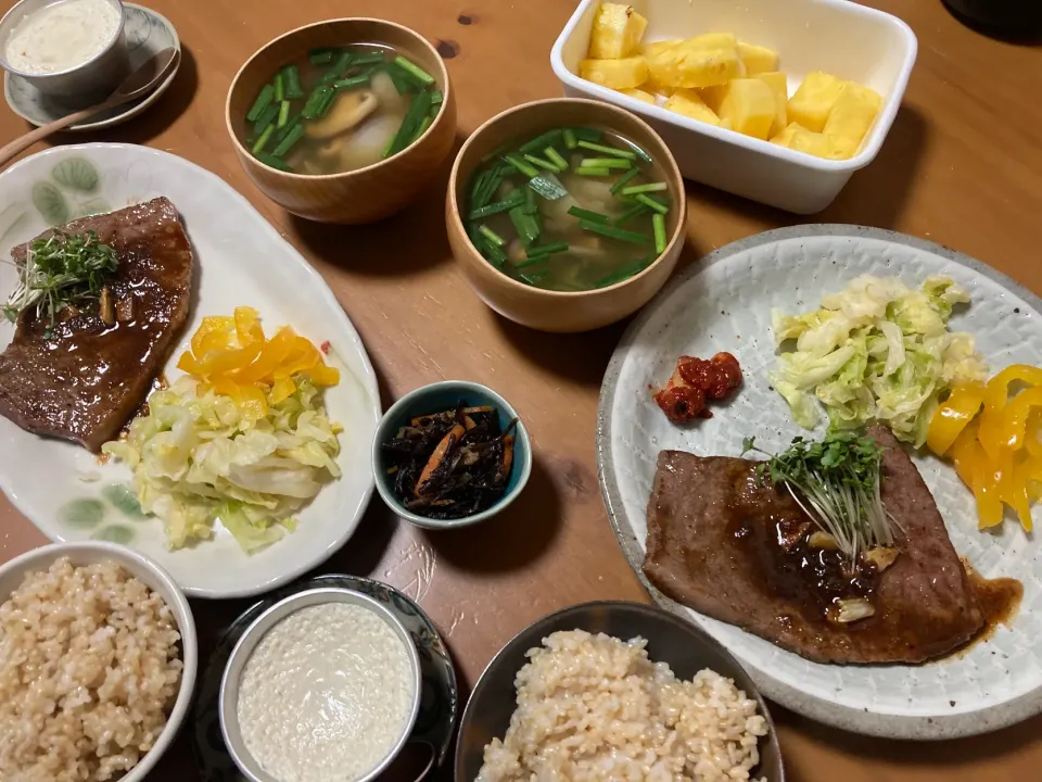 和牛ステーキ♡パプリカのピクルスとキャベツのマリネ♡雪塩ゆし豆腐♡原木椎茸と油揚げのお味噌汁♡ひじき煮物♡発芽玄米ご飯♡パイナップル|さくたえさん