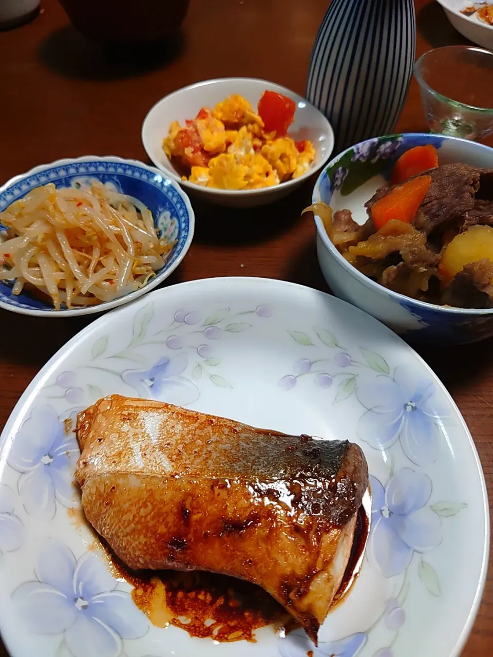 ぶりの照焼き
肉じゃが
トマトの玉子炒め
もやしの中華和え|ぱやさん