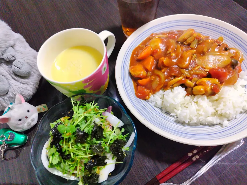 Snapdishの料理写真:きのことトマトのチキンカレー、新玉ねぎと豆苗のサラダ、冷たいコーンスープ|サトリさん