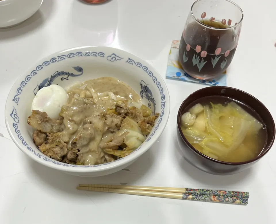 晩御飯☆野菜炒めと温玉乗せゴマドレうどん☆みそ汁（揚げ・白菜）|Saharaさん