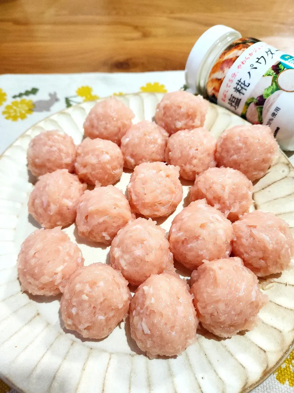 驚く程フワフワ❗鶏団子に塩糀パウダー|ナオミさん