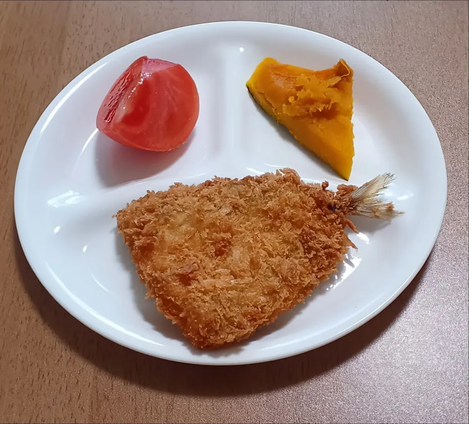 アジフライ
かぼちゃ
トマト
ご飯🍚|ナナさん