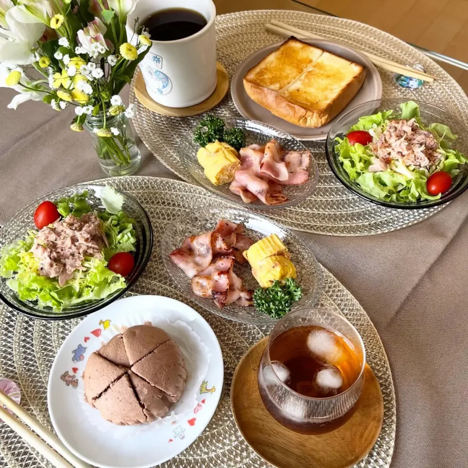 Snapdishの料理写真:3/31❤︎休日モーニング🌱

・嵜本極生北海道ミルクバター食パン
・バタートースト
・ポケモンチョコ蒸しケーキ
・炙りベーコン
・桜海老たまご焼き
・ツナサラダ|Makinsさん