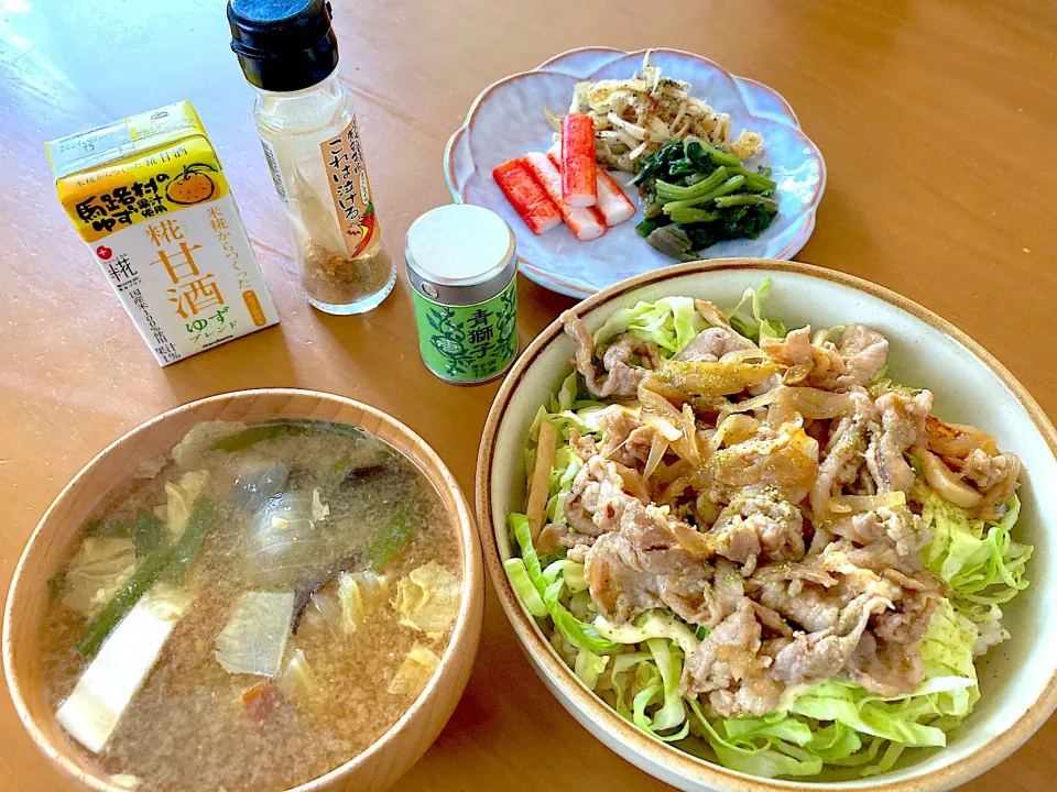 豚塩丼♡具沢山お味噌汁♡カニカマ、ほうれん草の胡麻和え、大根皮の塩きんぴら♡糀甘酒ゆずブレンド|さくたえさん