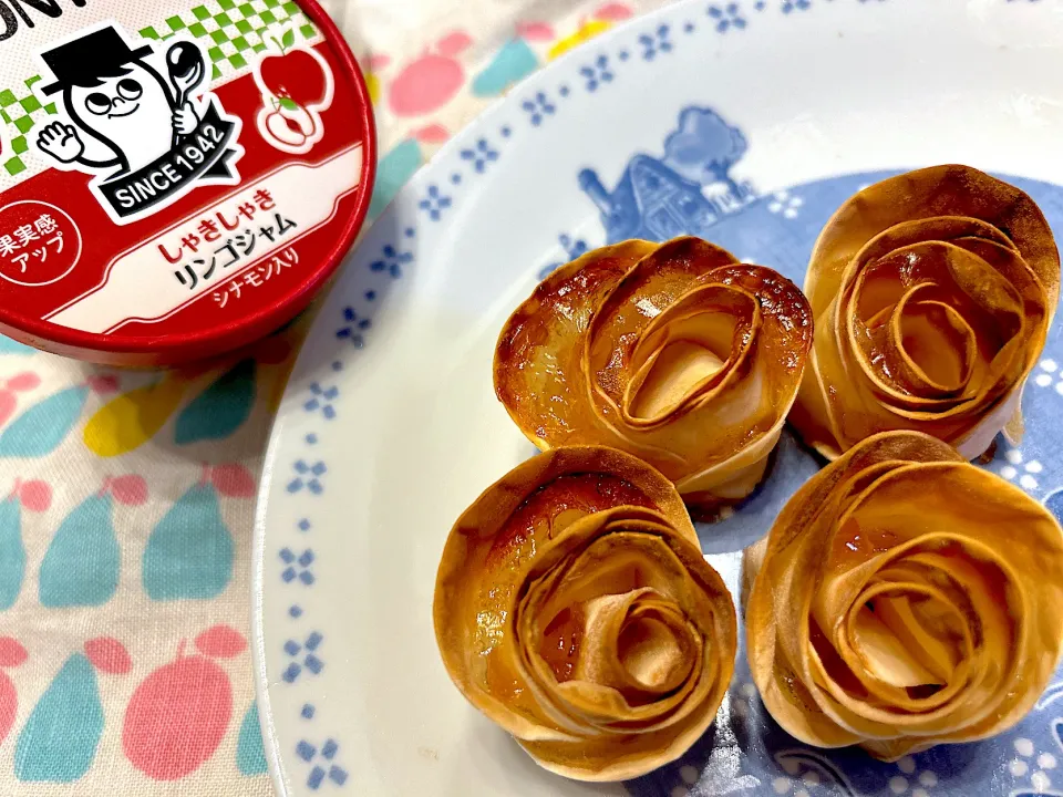 餃子の皮で🌹アップルパイ風🍎|こずりんさん