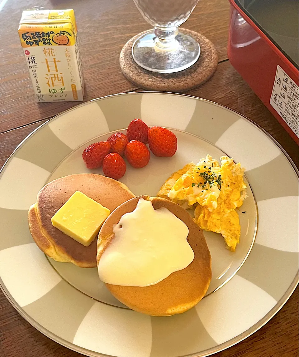 Snapdishの料理写真:ブランチ♯ホットケーキ♯パンケーキ♯糀甘酒ゆずブレンドクリームチーズ|小松菜さん