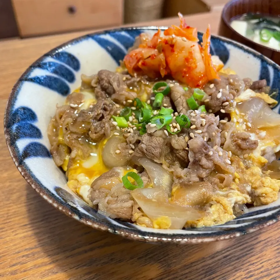 牛卵とじ丼　キムチトッピング　味噌汁付き|いがをさん