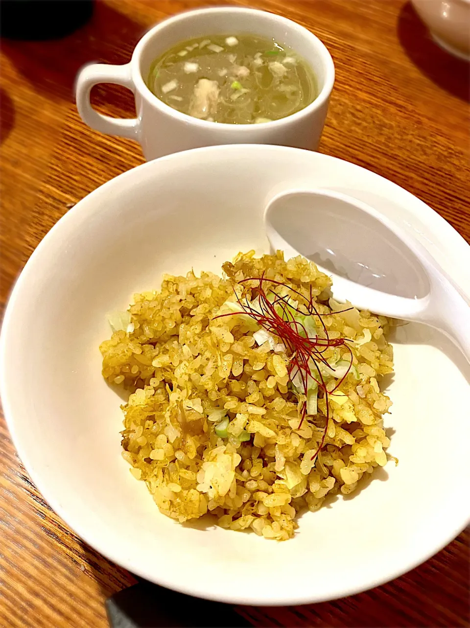 特製炒めごはん(カレー風味) & 鶏スープ　炒めごはんを半分ほど食べたらスープをかけていただきます  櫃まぶしの要領ですね|リフルシャッフルさん