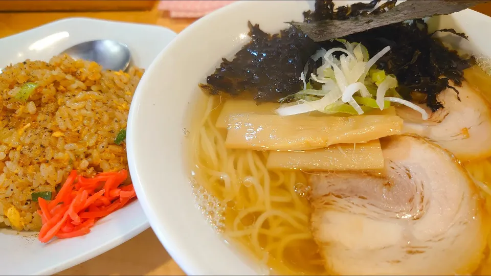 【TRYラーメン大賞2019 - 20 新人賞
にぼし部門1位】
新潟中華そば うめ川 
ラーチャン (煮干中華そばと半炒飯
のセット、1,200円)
＋岩のり (うめ川Tシャツ着用で無料)
@板橋区役所前5分
(赤羽から徒歩39分)
24080 (85,860)|大脇さん