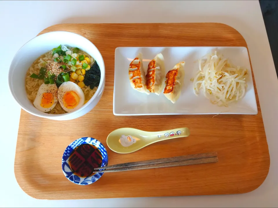 今日の昼食　サッポロ一番塩ラーメン、餃子|pinknari🐰🌈さん