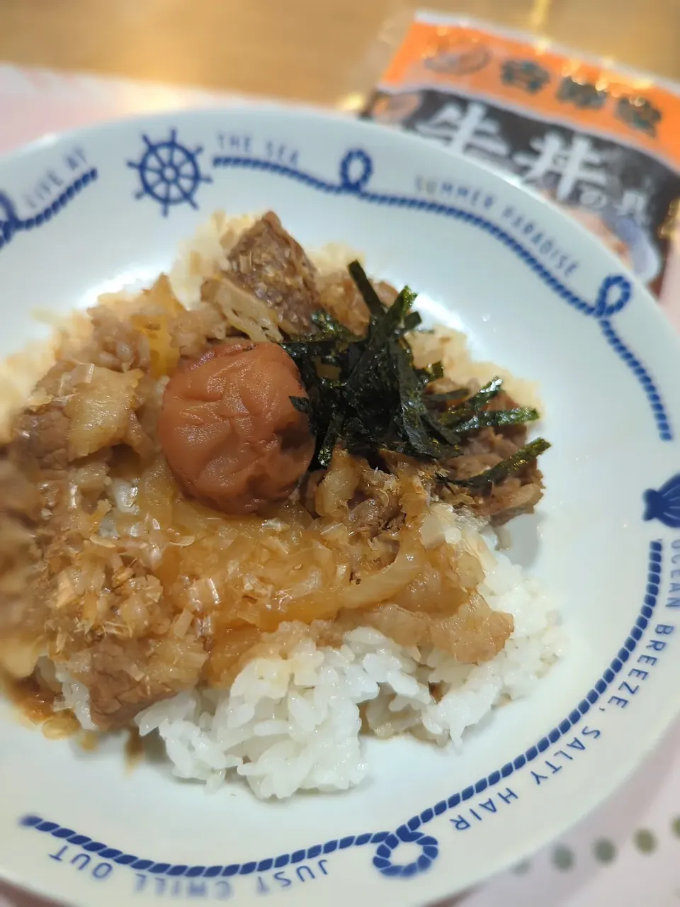 冷凍おうち吉野家の牛丼を使ってちょい足しハチミツ梅鰹節牛丼😋|みぽりん♪さん