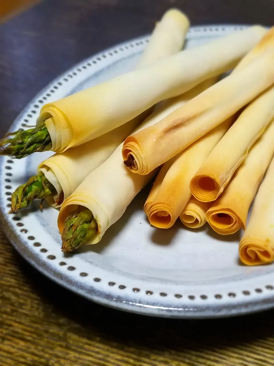 アスパラと生ハムの焼き春巻き|ぱんだのままんさん