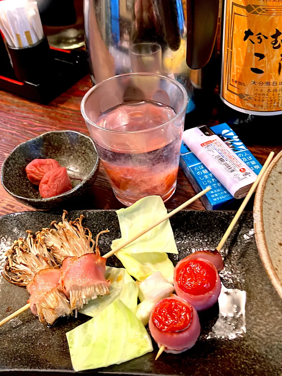 Snapdishの料理写真:居酒屋【文楽】🏮さん。 🍅とエノキのベーコン巻と、焼酎お湯割り用の梅干し|🐈⸒⸒⸒⸒つるのダンス🐈🐾さん