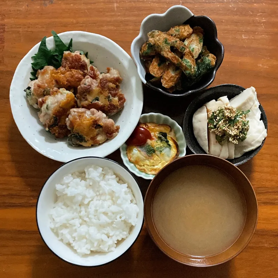 主食　白ご飯
主菜　豚こまチーズ🅿️
副菜　サラダチキン
副菜　ちくわ磯辺揚げ焼き🅿️
汁物　味噌汁
小鉢　キッシュ|...さん