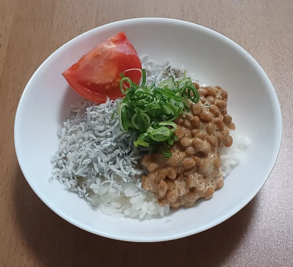 Snapdishの料理写真:釜揚げしらす納豆丼|ナナさん