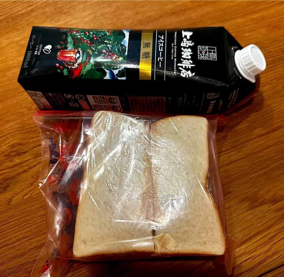 朝ンドイッチ🥪　通勤の車中で朝食を摂る習慣の旦那と私　今日はコロッケサンドとアイスコーヒーをボトルに入れて行こう♪ スナップディッシュさん、有難うございます😊|BUBUさん