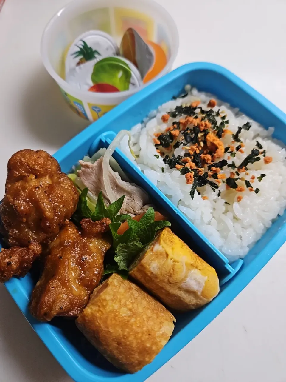 ☆春休み弁当☆玄米入り鮭若芽ごはん、野菜炒め、カニカマ卵焼き、唐揚げ、ミニゼリー|ｼｮｺﾗさん