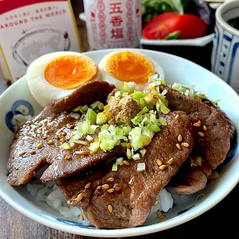 「五香塩」を使ってみたSnapdishの料理・レシピ写真:台湾風ねぎ塩牛タン丼with五香塩