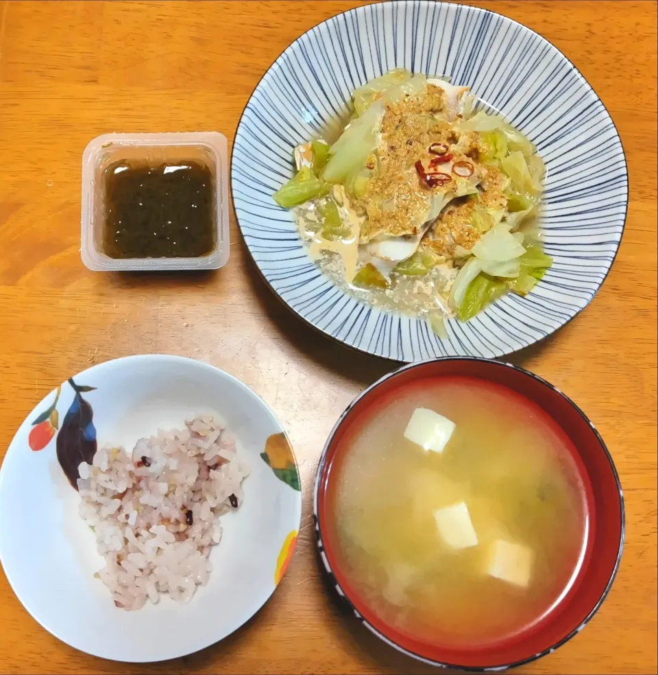 Snapdishの料理写真:2024 0329　鱈とキャベツの酒蒸し　もずく　豆腐とわかめのお味噌汁|いもこ。さん