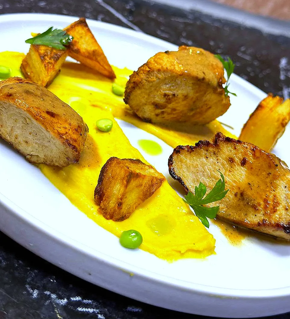 suprême de poulet aroser au grain de coriandre 
puree de carotte a bouillon de poulet
de couche de pomme de terre frit
corser de volaille|photoさん