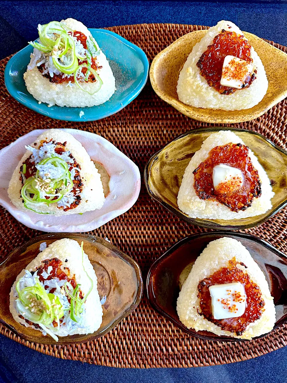 Snapdishの料理写真:焼きおにぎり　醤油バターとしらすネギ|カモミールさん