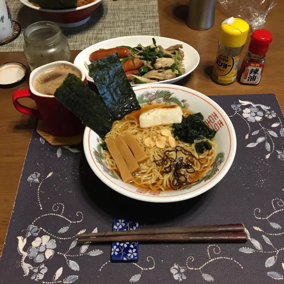 特製ラーメン、きのこウインナー炒め、ごま高菜漬け、ホットコーヒー(昼飯)|enarinさん