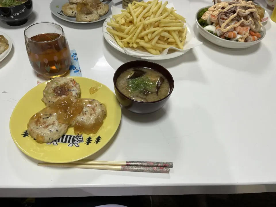 晩御飯☆お魚バーグの甘酢餡☆フライドポテト☆サラダ（ブロッコリー・イカ・エビ・卵・明太マヨ）☆みそ汁（茄子・椎茸・厚揚げ・きざみ葱）|Saharaさん