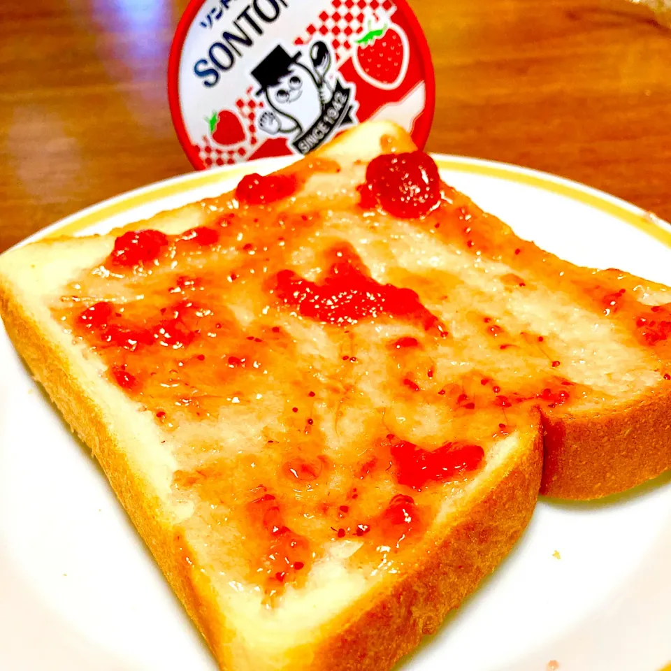 Snapdishの料理写真:ソントンのいちごジャムパン🍞シンプルに味わってみました❣️|まいりさん