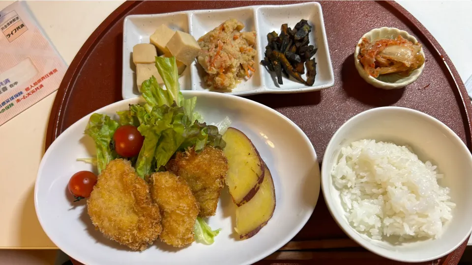 Snapdishの料理写真:チキンカツ　付け合わせには高野豆腐　おから　かぼちゃの皮のきんぴら　さつまいものレモン煮|バジルママさん