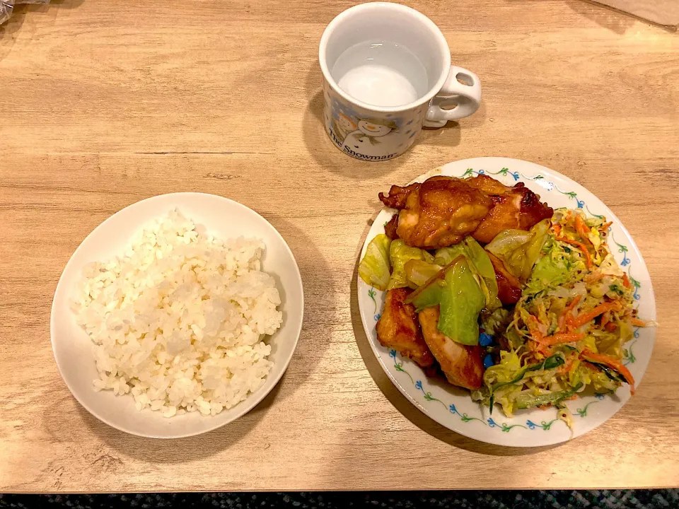 鶏肉とキャベツのガーリックバターポン酢炒めと作り置きのコールスローサラダ|りょうさん
