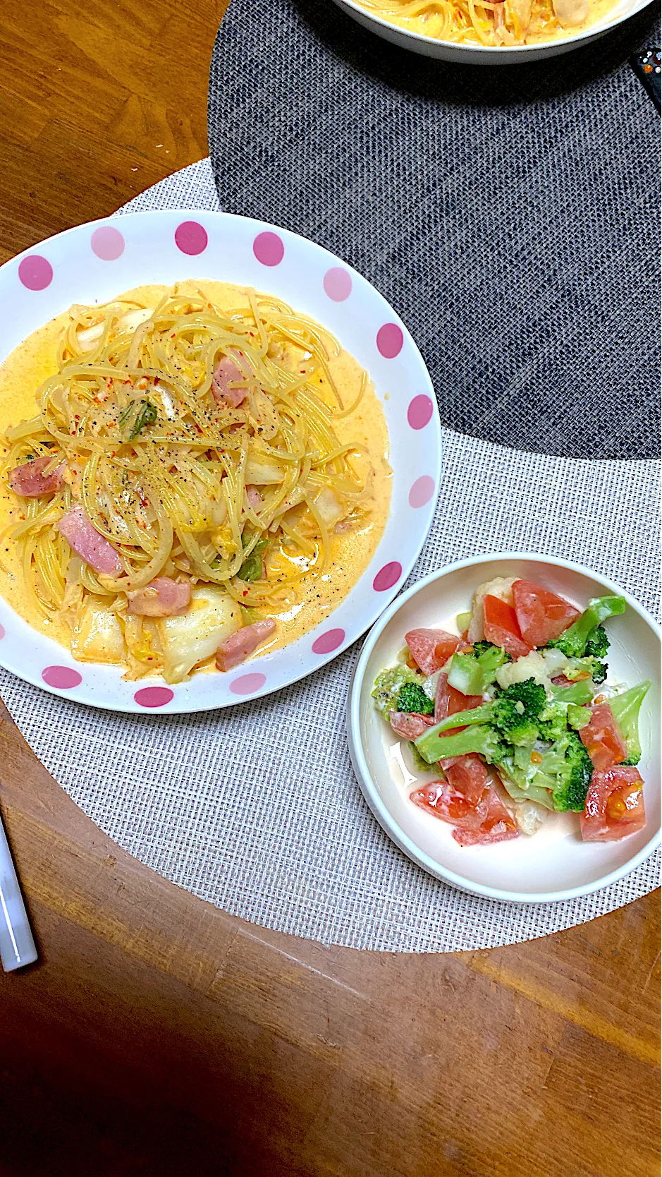 キムチとベーコンのクリームパスタ、トマトとブロッコリーのわさびマヨ和え|kaaaaaさん