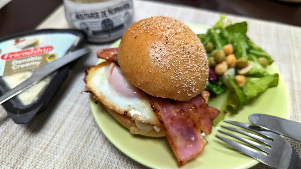 Snapdishの料理写真:パンから焼きました、おうちハンバーガー🍔|Aya☺︎さん