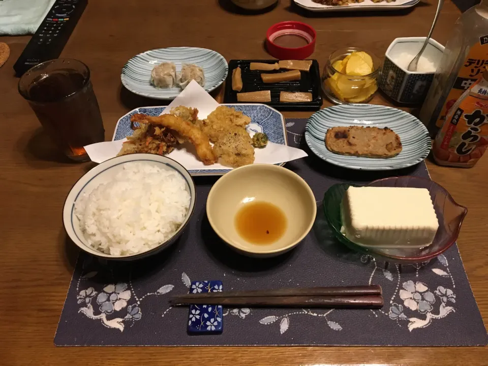 Snapdishの料理写真:ご飯、天ぷら盛り合わせ、大根おろし、じゃこ天、焼売、冷奴、メンマ、沢庵、烏龍茶(夕飯)|enarinさん