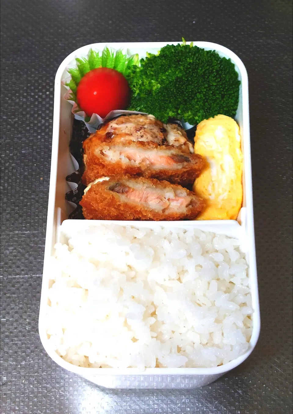 鮭フライとチーズ鶏つくね弁当|黒川克博さん