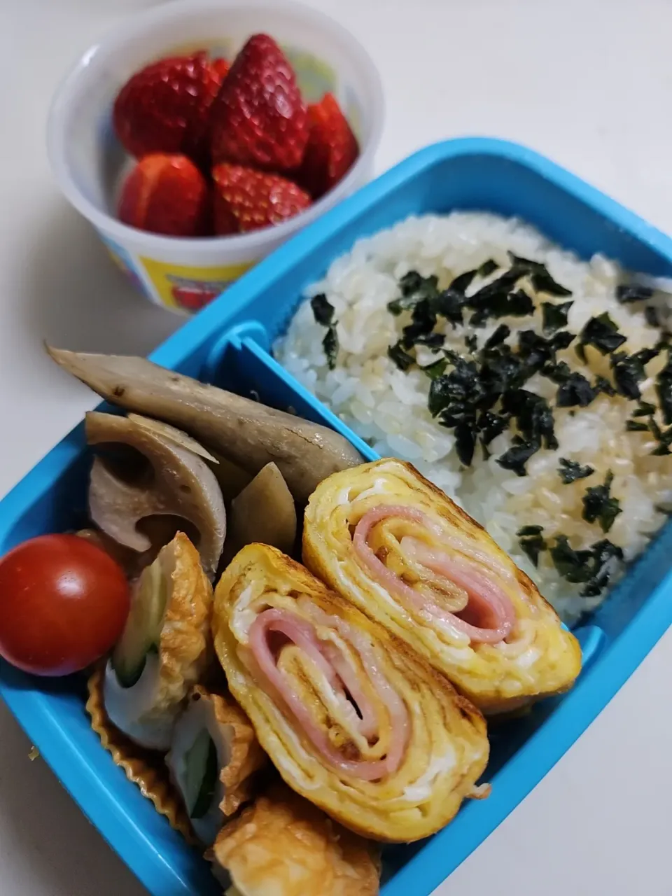 Snapdishの料理写真:☆春休み弁当☆玄米入り若芽ごはん、筑前煮、ベーコン卵焼き、竹輪胡瓜、ミニトマト、いちご|ｼｮｺﾗさん