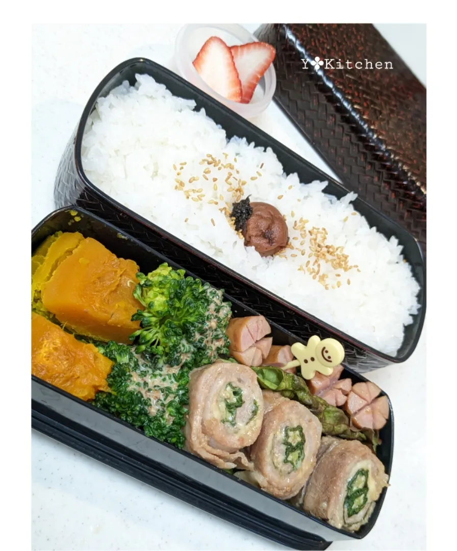 旦那お一人様弁当★

今年の初の夏仕様に弁当箱衣替え
いい季節になりました✨

メインのおかずは
豚バラにチーズとオクラで巻き巻き｡. •*¨*•♬✧

自家製の梅干し載せ
|yuriさん