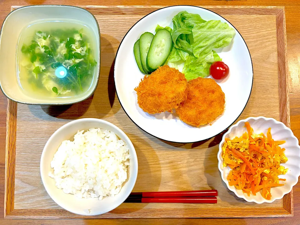 Snapdishの料理写真:昨日の夜ご飯(クリームコロッケ、にんじんしりしり、豆苗スープ)|cocomikaさん