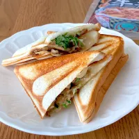 Snapdishの料理写真:【吉野家 冷凍牛丼の具】でホットサンド🥪