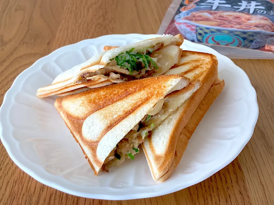 Snapdishの料理写真:【吉野家 冷凍牛丼の具】でホットサンド🥪|kie3さん