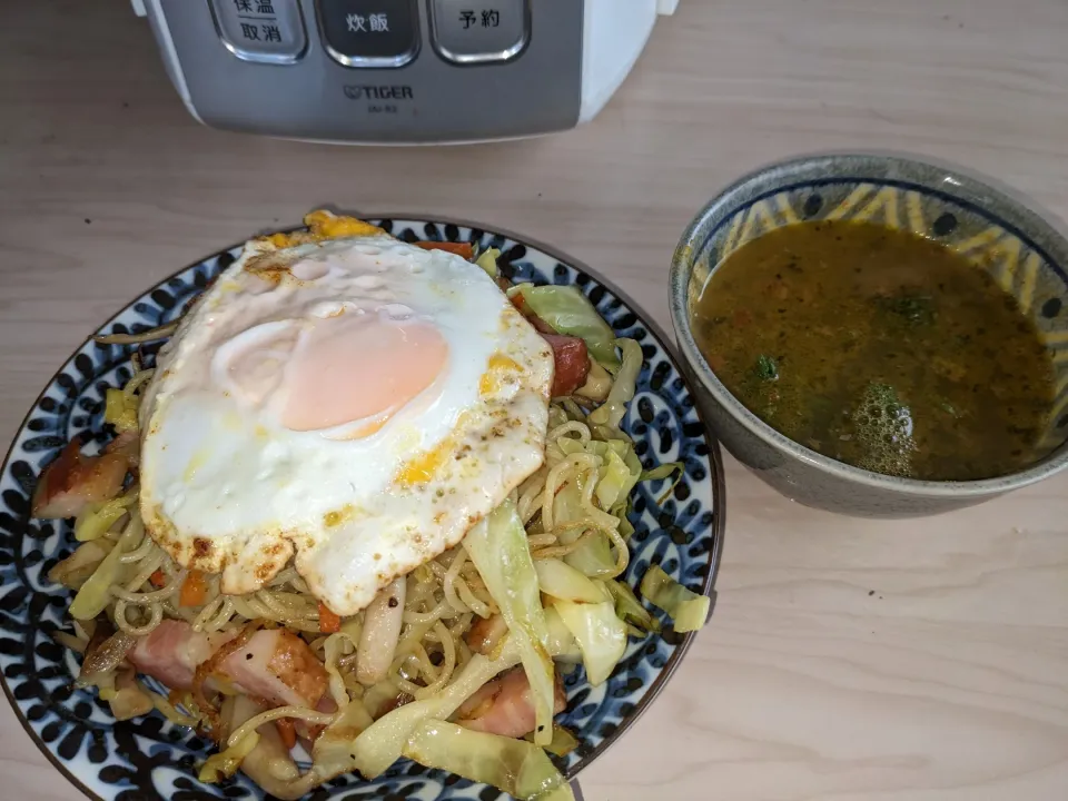 2024/04/02の食事メニューはカレー風味焼きそばセット
具材等（マルちゃんソース無し焼きそば＋卵＋キャベツ＋玉葱＋人参＋シメジ＋舞茸＋ブロックベーコン＋赤缶＋SBブラックペッパー＋SBガーリックパウダー＋サラダ油＋明治チューブ三分の一バターもはいったマーガリン＋塩＋水）
・カレースープ（上記のカレーダシ＋パセリ＋ミツカンカ|Tarou  Masayukiさん