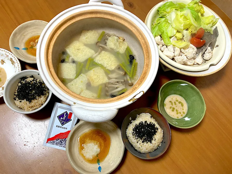 Snapdishの料理写真:鱈、春キャベツ、トマト、鶏ささみの蒸しもの(胡麻だれユズスコand自家製甘酒とポン酢)♡塩麹パウダーで南関揚げとアスパラのスープ♡山口土産のしそわかめふりかけ発芽玄米ご飯|さくたえさん