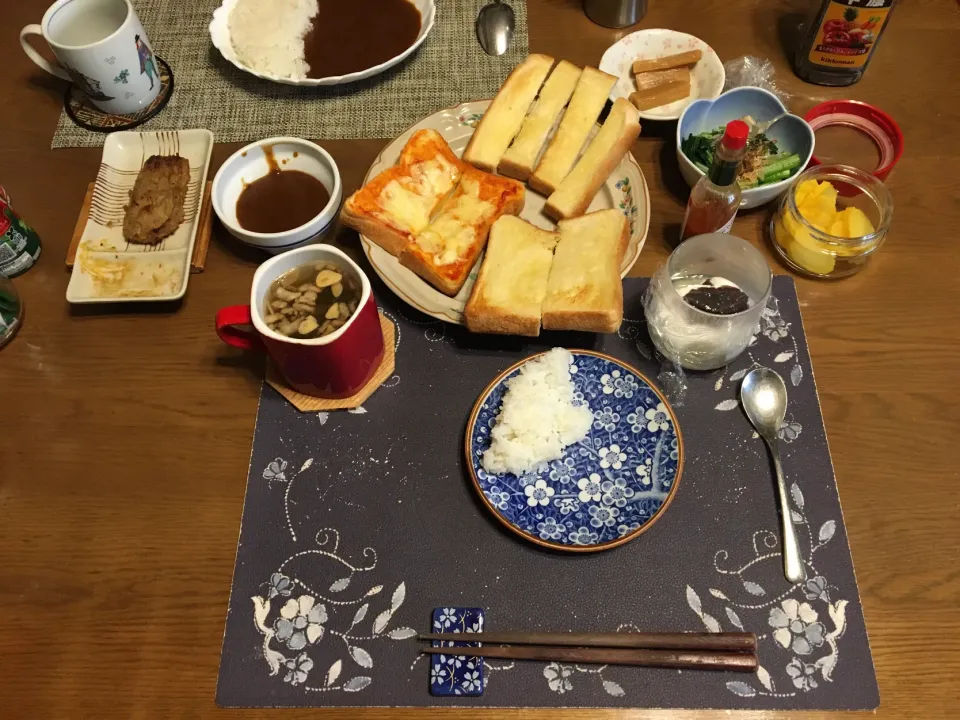 Snapdishの料理写真:チーズトースト、ガーリックトースト、トースト＆カレー、カレーライス、小松菜のお浸し、沢庵、揚げ玉ねぎ＆揚げニンニク入りタマネギスープ、バナナ＆カシスジャム入りヨーグルト(昼飯)|enarinさん