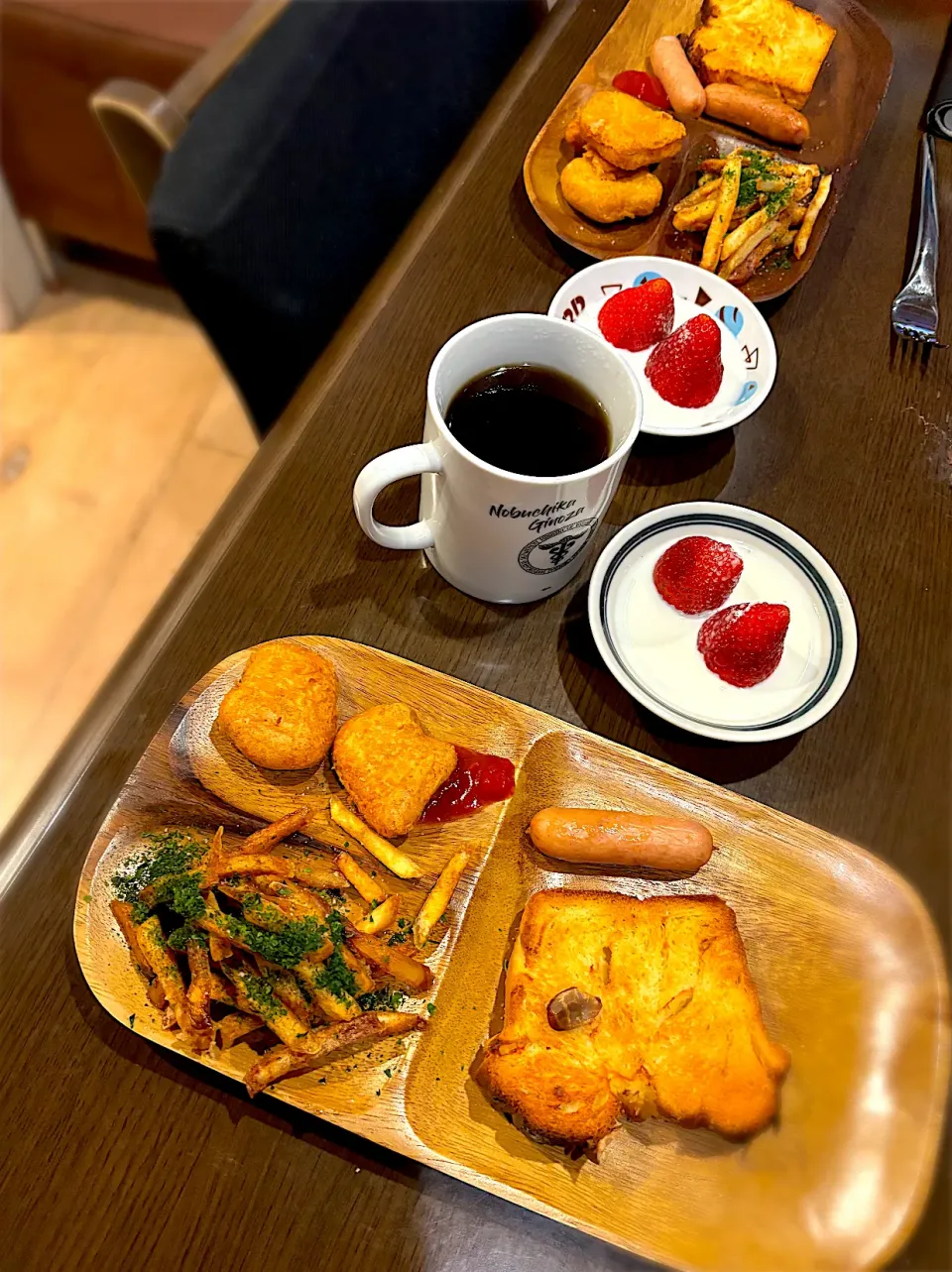 フレンチフライ　チキンナゲット　焼きソーセージ　トースト　苺ミルク　コーヒー|ch＊K*∀o(^^*)♪さん