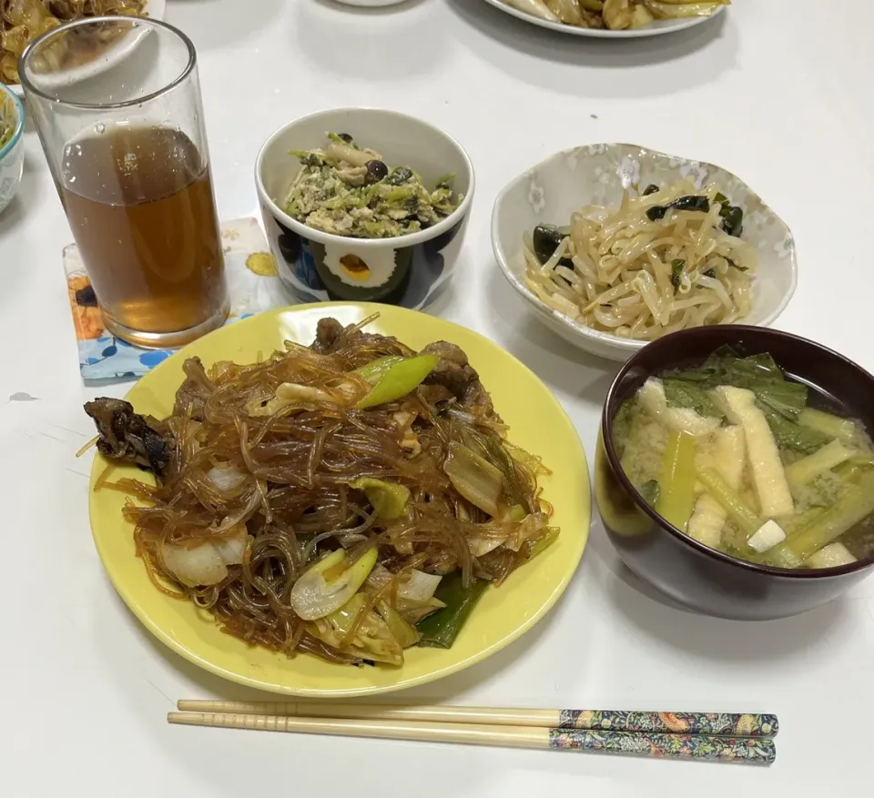 Snapdishの料理写真:晩御飯☆チャプチェ☆豆苗の卵炒め☆もやしとワカメの酢の物☆みそ汁（豆腐・揚げ・小松菜）|Saharaさん