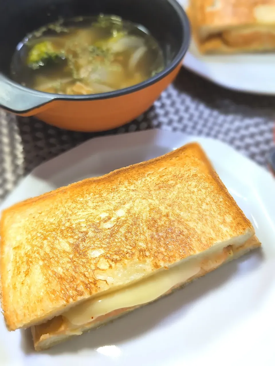 明太ポテトのホットサンド＆玉ねぎとベーコンとブロッコリーのコンソメスープ|テケテケさん