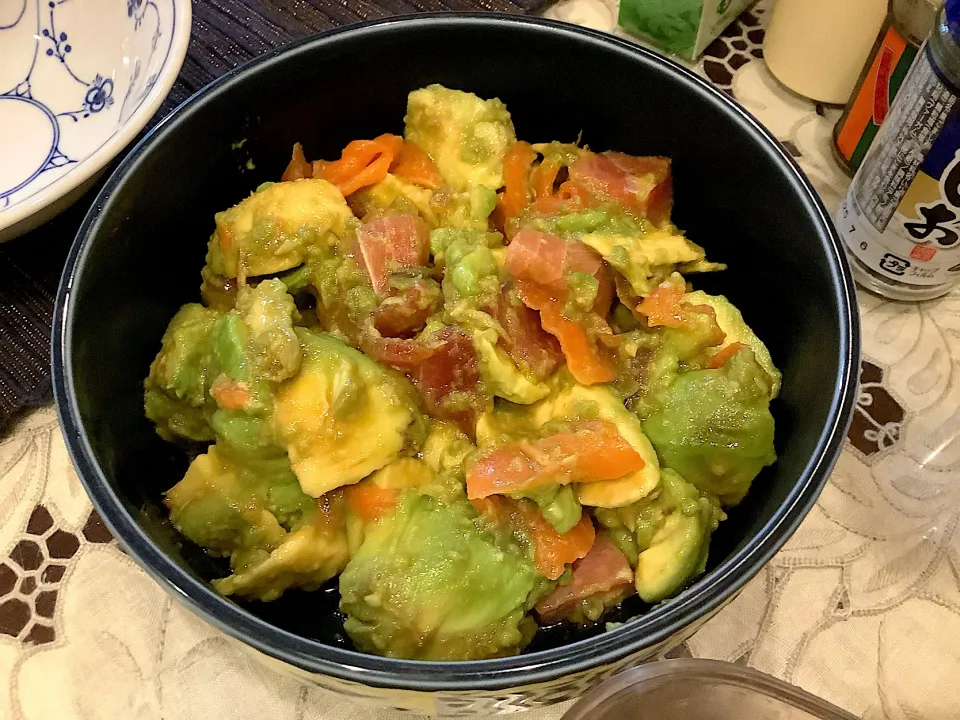 サーモンとマグロのアボカド🥑サラダ🥗😋|アライさんさん