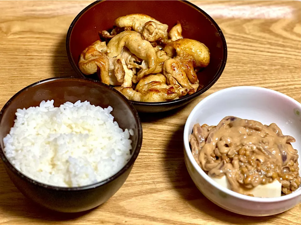 Snapdishの料理写真:☆鶏皮焼き ☆いか塩辛納豆冷奴|まぁたんさん