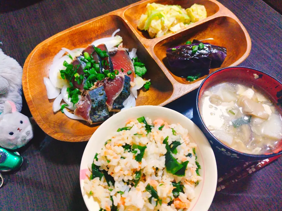 Snapdishの料理写真:鮭わかめご飯、山芋とキノコのとろみスープ、カツオのたたき、ナスの煮びたし、春キャベツの白和え|サトリさん