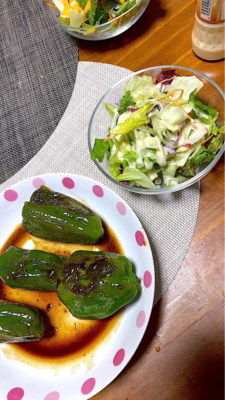 丸ごとピーマンのチーズ肉詰め、サラダ|kaaaaaさん