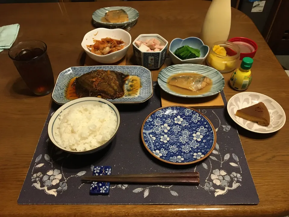 ご飯、カレイの煮付け、鯖味噌煮、甘海老唐揚げ、ソフトいかみみ、小松菜のお浸し、沢庵、六条麦茶、炊飯器で焼いたガトーマジックケーキ(夕飯)|enarinさん